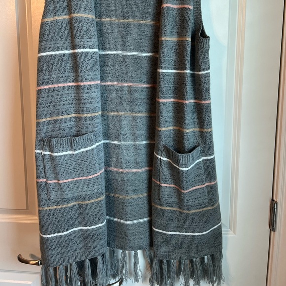 Cute sweater vest can be dressed up or down - Picture 3 of 3